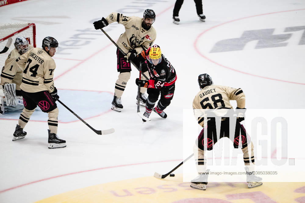 Markus Schweiger, Loewen Frankfurt, 64; Tyler Gaudet, Grizzlys Wolfsburg, 58 GER; Loewen Frankfurt vs. Grizzlys Wolfsburg, ice hockey, PENNY DEL, Matchday 12, 2026–2027 season, October 25, 2026 GER, Loewen Frankfurt vs. Grizzlys Wolfsburg, Ice Hockey, PENNY DEL, Matchday 12, 2026–2027 Season, October 25, 2026 Frankfurt