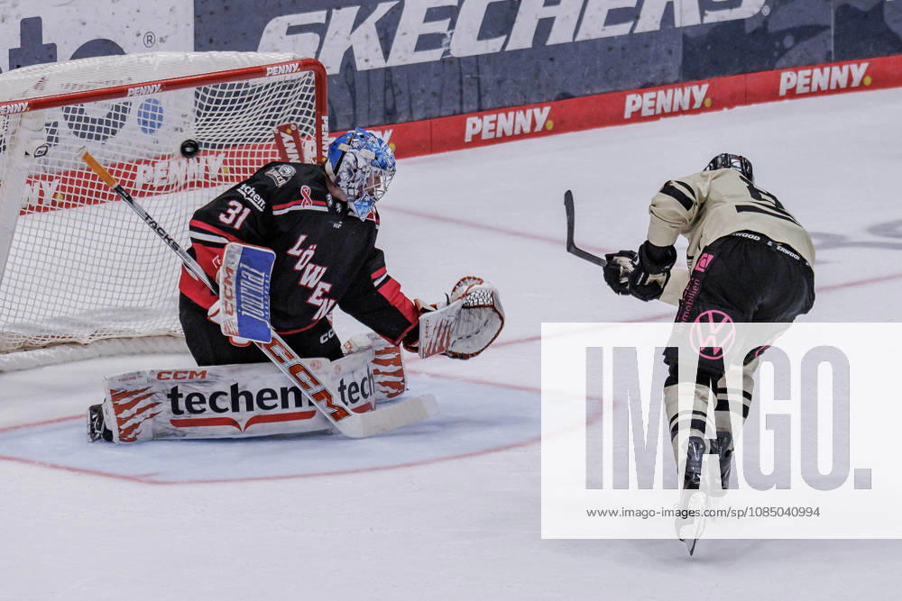 Penny DEL Löwen Frankfurt vs. Grizzlys Wolfsburg, October 25, 2026. Will Graber (Grizzly Adams, Wolfsburg, 82) scored the decisive goal on a penalty shot against Adam Scheel (Löwen Frankfurt, 31), Löwen Frankfurt vs. Grizzlys Wolfsburg, Frankfurt, NIX Ice Arena