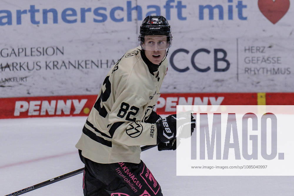 Penny DEL Löwen Frankfurt vs. Grizzlys Wolfsburg, October 25, 2026. Will Graber (Grizzly Adams, Wolfsburg, 82) scored the decisive goal on a penalty shot against Adam Scheel (Löwen Frankfurt, 31), Löwen Frankfurt vs. Grizzlys Wolfsburg, Frankfurt, NIX Ice Arena