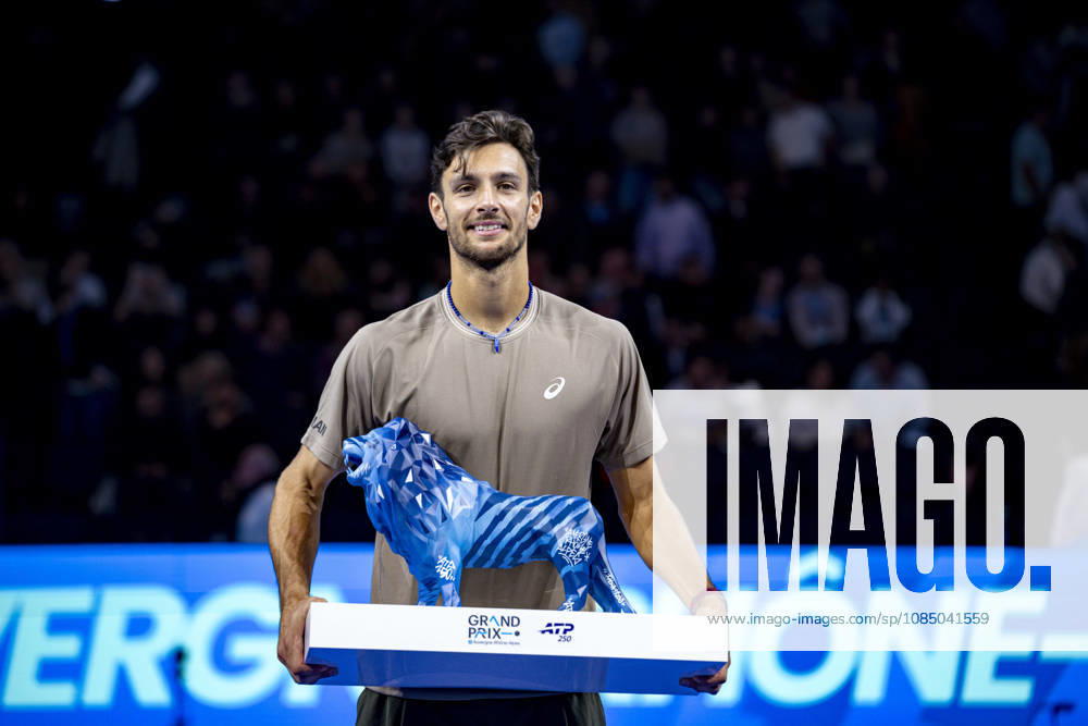 TENNIS : ATP, Tennis Herren 250 - Finale Grand Prix Tennis AURA - Decines (France) 25 10 2026 Lorenzo Musetti claims the first-ever Auvergne-Rhône-Alpes Grand Prix title in Décines (France). Photo Sandrine Thesillat PsNewZ