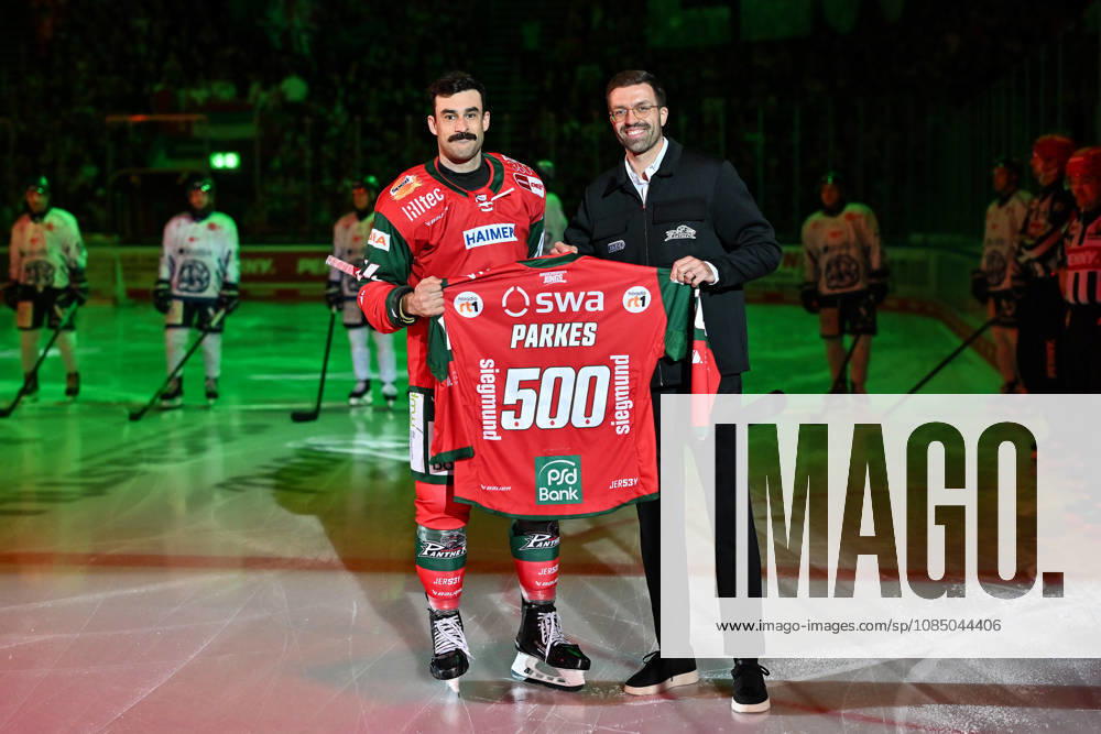 Penny DEL Augsburger Panther vs. Straubing Tigers, October 25, 2026, AUGSBURG, GERMANY, OCTOBER 25. Pictured: Trevor PARKES of the Augsburger Panther, No. 84, being honored by Max HORBER for his 500th DEL game before the Penny DEL match between the Augsburger Panther and the Straubing Tigers on Matchday 12 at Curt Frenzel Stadium.