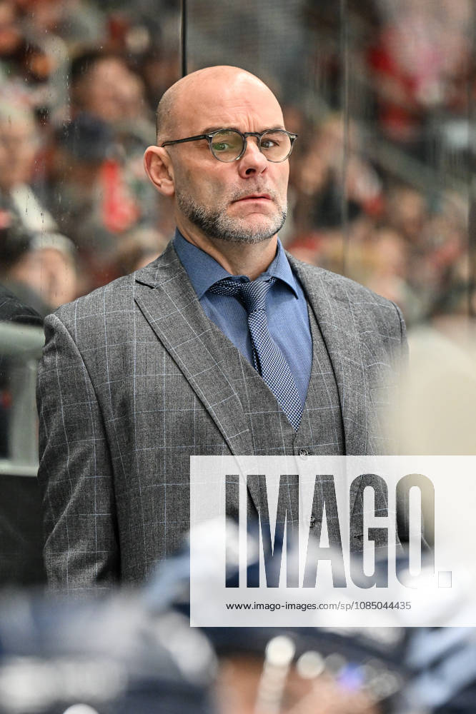 Penny DEL Augsburg Panthers vs. Straubing Tigers, October 25, 2026, AUGSBURG, GERMANY OCTOBER 25 Pictured: Craig WOODCROFT, head coach of the Straubing Tigers, during the Penny DEL match between the Augsburger Panther and the Straubing Tigers on Matchday 12 at Curt Frenzel Stadium