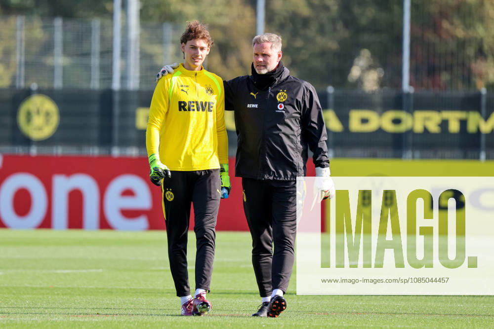 Dortmund, Deutschland: 25.10.2026 - Öffentliches Training - Borussia Dortmund Im Bild: v.li. der Zweite Torwarttrainer Matthias Kleinsteiber (BVB) mit einem BVB Nachwuchsspieler