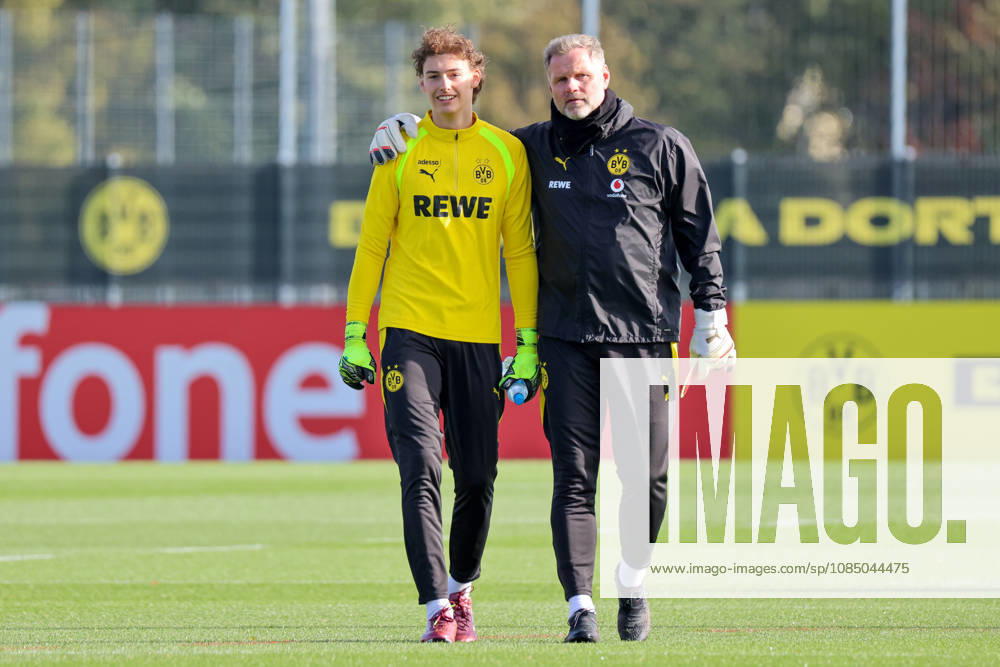 Dortmund, Deutschland: 25.10.2026 - Öffentliches Training - Borussia Dortmund Im Bild: v.li. der Zweite Torwarttrainer Matthias Kleinsteiber (BVB) mit einem BVB Nachwuchsspieler