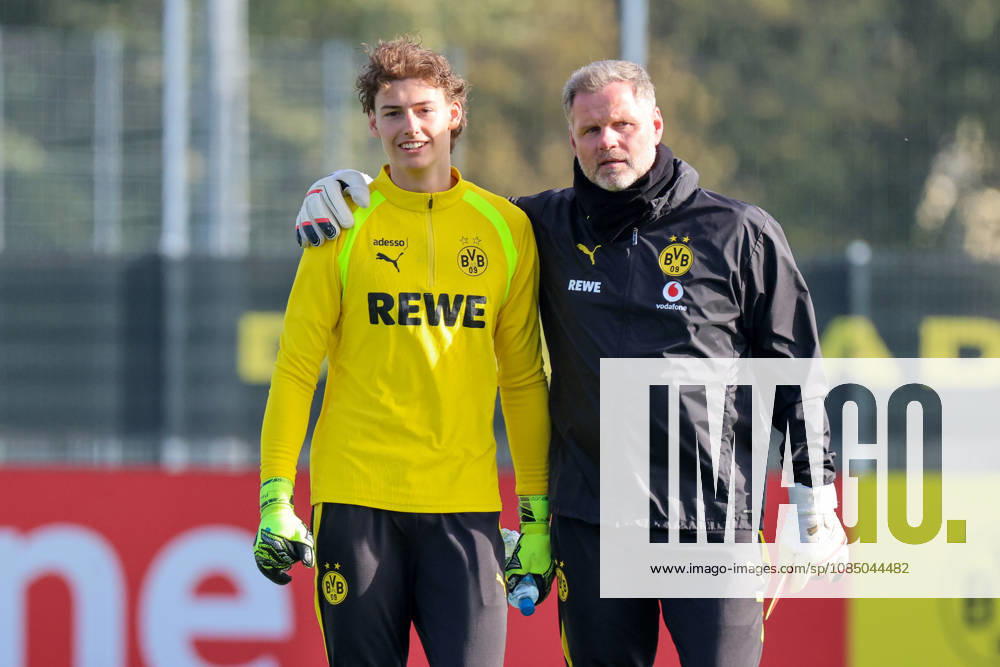 Dortmund, Deutschland: 25.10.2026 - Öffentliches Training - Borussia Dortmund Im Bild: v.li. der Zweite Torwarttrainer Matthias Kleinsteiber (BVB) mit einem BVB Nachwuchsspieler