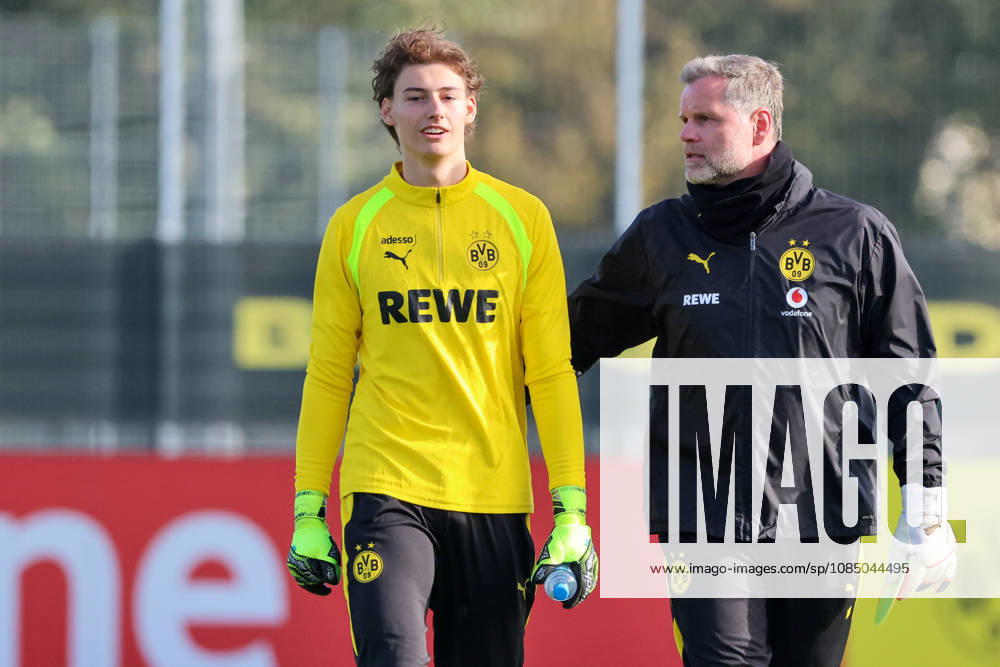 Dortmund, Deutschland: 25.10.2026 - Öffentliches Training - Borussia Dortmund Im Bild: v.li. der Zweite Torwarttrainer Matthias Kleinsteiber (BVB) mit einem BVB Nachwuchsspieler