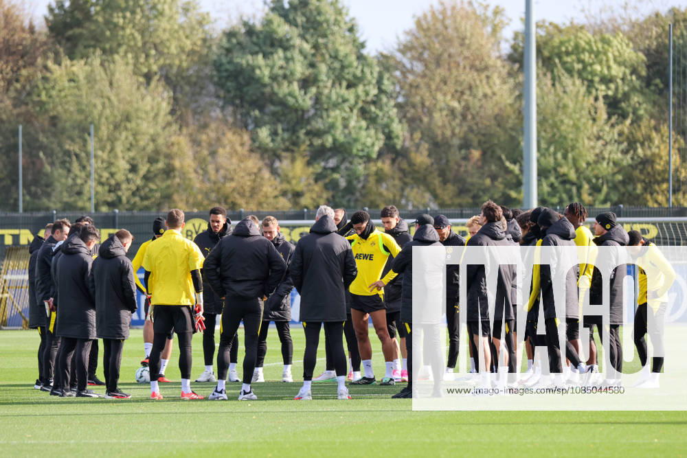 Dortmund, Deutschland: 25.10.2026 - Öffentliches Training - Borussia Dortmund Im Bild: Die Mannschaft von Borussia Dortmund bildet einen Mannschaftskreis zur Teambesprechung vor dem öffentlichen Training