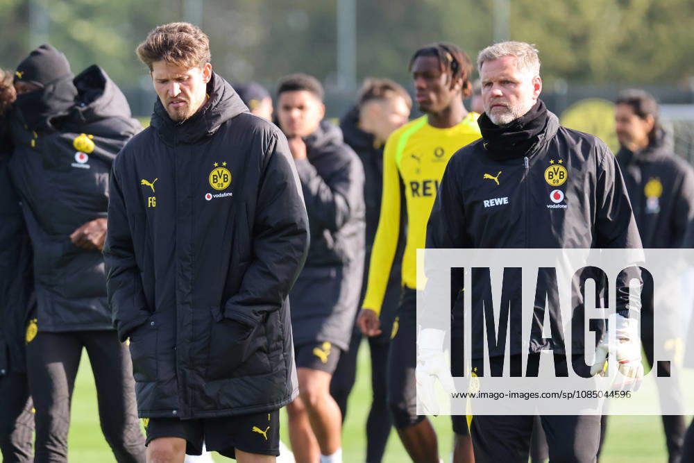 Dortmund, Deutschland: 25.10.2026 - Öffentliches Training - Borussia Dortmund Im Bild: v.li. Torhüter Gregor Kobel (BVB) und Torwarttrainer Matthias Kleinsteiber (BVB)