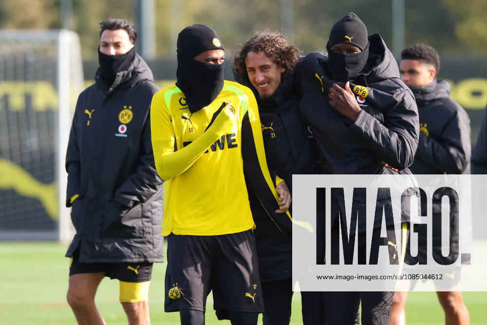 Dortmund, Deutschland: 25.10.2026 - Öffentliches Training - Borussia Dortmund Im Bild: v.li. Carney Chukwuemeka (BVB), Fabio Silva (BVB) und Serhou Guirassy (BVB)