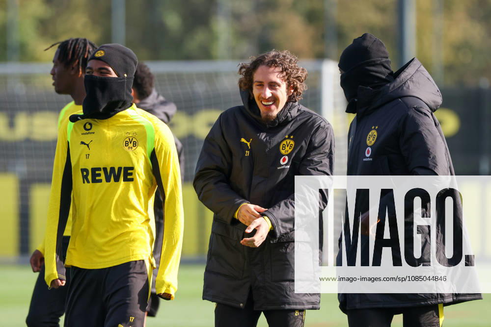 Dortmund, Deutschland: 25.10.2026 - Öffentliches Training - Borussia Dortmund Im Bild: v.li. Carney Chukwuemeka (BVB), Fabio Silva (BVB) und Serhou Guirassy (BVB)
