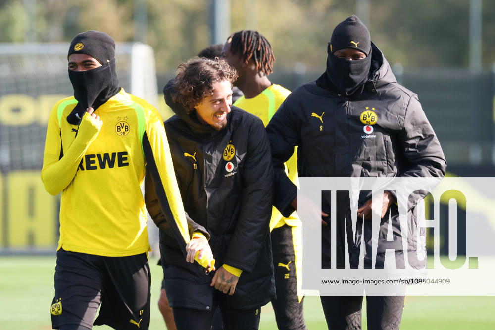 Dortmund, Deutschland: 25.10.2026 - Öffentliches Training - Borussia Dortmund Im Bild: v.li. Carney Chukwuemeka (BVB), Fabio Silva (BVB) und Serhou Guirassy (BVB)