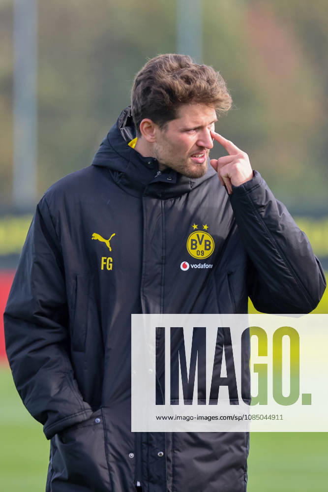 Dortmund, Deutschland: 25.10.2026 - Öffentliches Training - Borussia Dortmund Im Bild: Torhüter Gregor Kobel (BVB)