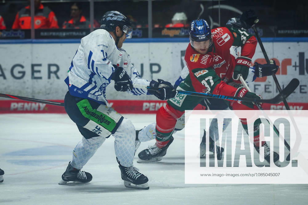 PENNY DEL 2026–2027, Game 12: Augsburg Panthers vs. Straubing Tigers. Pictured, from left, in a one-on-one battle: Tim Brunnhuber (Tigers) and Kyle Wood (AEV).