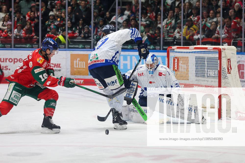 One-on-one, action, featuring Cameron Wright 16 of the Augsburger Panther, Adrian Klein 17, Straubing Tigers, Jakub Skarek 31, Straubing Tigers, Augsburg Panthers vs. Straubing Tigers, Matchday 12, Ice Hockey, Penny DEL, October 25, 2026, Augsburg, Bavaria, Germany