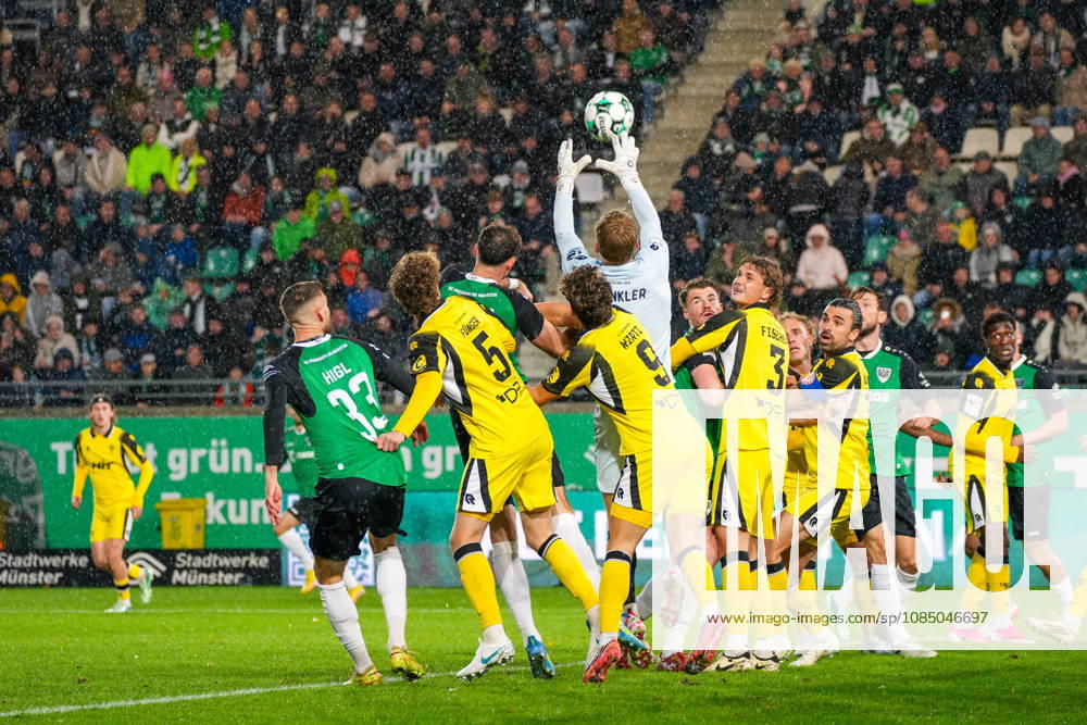 Lennart Winkler of Fortuna Köln, No. 1, catches the ball after a cross; German soccer, 3rd Division, 2026–27 season, Matchday 11, October 25, 2026, SC Preußen Münster vs. Fortuna Köln, LVM Preußenstadion Münster, North Rhine-Westphalia