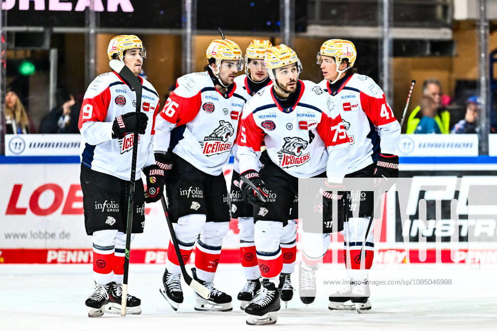 Goal celebration, cheers, joy from goal scorer Samuel Dove McFall of the Nuremberg Ice Tigers, 75 Austin Magera of the Nuremberg Ice Tigers, 19 Jakob Weber of the Nuremberg Ice Tigers, 41 Jackson Cates of the Nuremberg Ice Tigers, 26, GER, Iserlohn Roosters vs. Nuremberg Ice Tigers, ice hockey, Penny DEL, Matchday 12, 2026–2027 season, October 25, 2026, GER, Iserlohn Roosters vs. Nuremberg Ice Tigers, Ice Hockey, Penny DEL, Matchday 12, 2026–2027 Season, October 25, 2026, Iserlohn