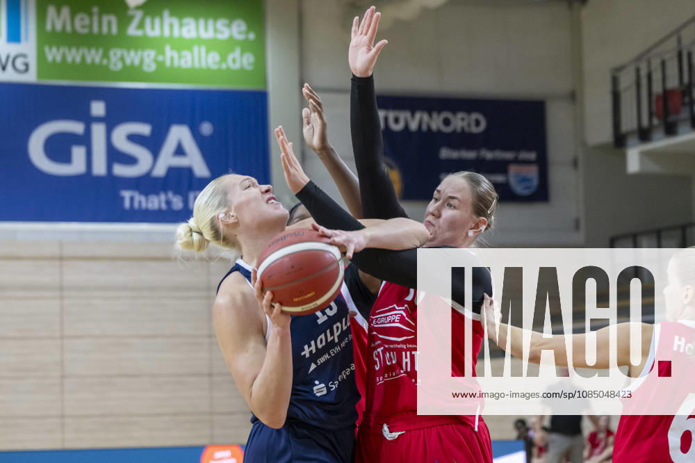 Toyota DBBL 2026–2027 HalFit Lions vs. Herner TC Halle Saale, Germany, October 25, 2026. Pictured, from left: Marta Miscenko (Halle) and Natalia Kurach (Herne), Halle Saale, swh Arena, Saxony-Anhalt, Germany