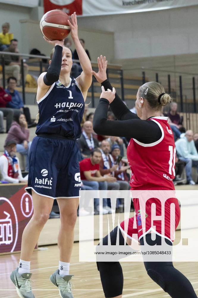 Toyota DBBL 2026–2027: HalFit Lions vs. Herner TC, Halle an der Saale, Germany, October 25, 2026. Pictured, from left: Lee Volker (Halle) and Natalia Kurach (Herne), Halle an der Saale, swh Arena, Saxony-Anhalt, Germany