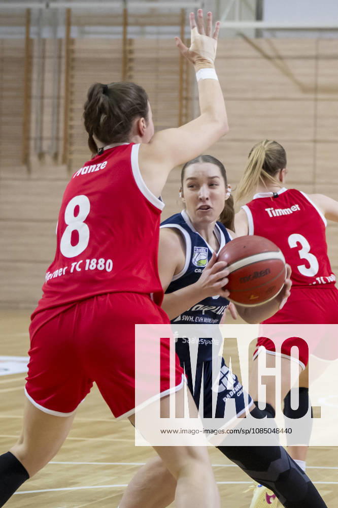 Toyota DBBL 2026–2027: HalFit Lions vs. Herner TC, Halle an der Saale, Germany, October 25, 2026. Pictured, from left: Kim Franze (Herne) and Jordan King (Halle an der Saale), swh Arena, Saxony-Anhalt, Germany
