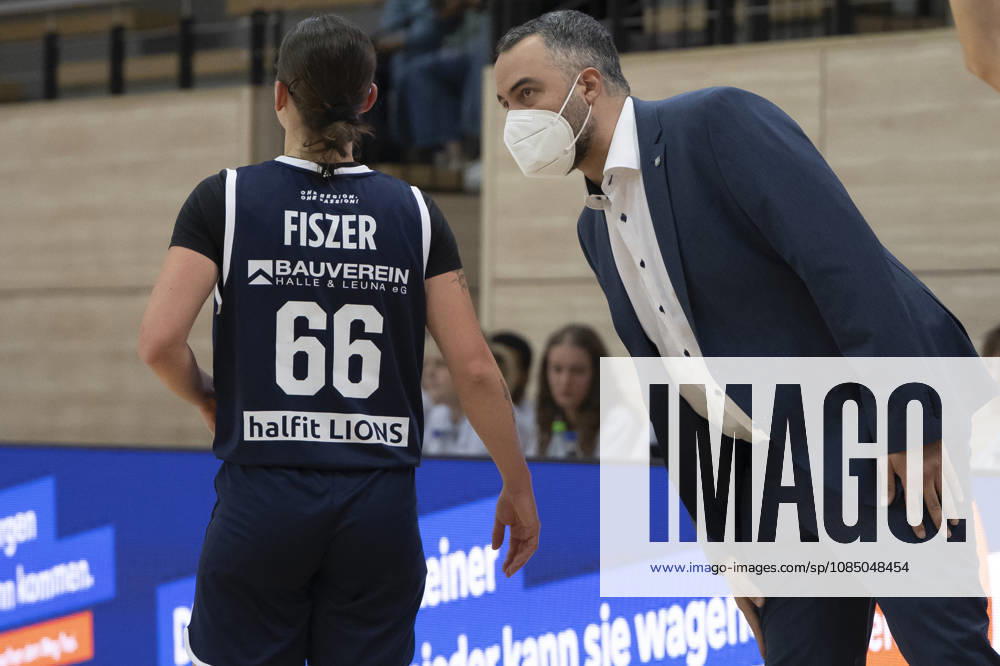 Toyota DBBL 2026–2027: HalFit Lions vs. Herner TC, Halle an der Saale, Germany, October 25, 2026. Pictured, from left: Dominika Fiszer (Halle) and coach Timur Topal (Halle), Halle an der Saale, swh Arena, Saxony-Anhalt, Germany
