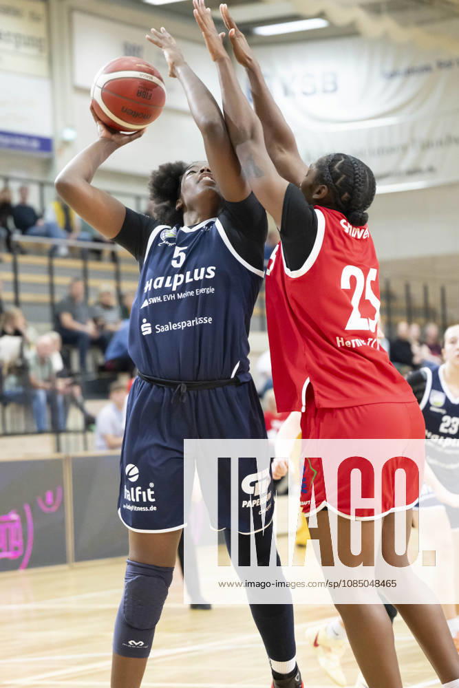 Toyota DBBL 2026–2027: HalFit Lions vs. Herner TC, Halle an der Saale, Germany, October 25, 2026. Pictured, from left, in a one-on-one matchup: Khalis Cain (Halle) and Marcavia Shavers (Herne), Halle an der Saale, swh Arena, Saxony-Anhalt, Germany