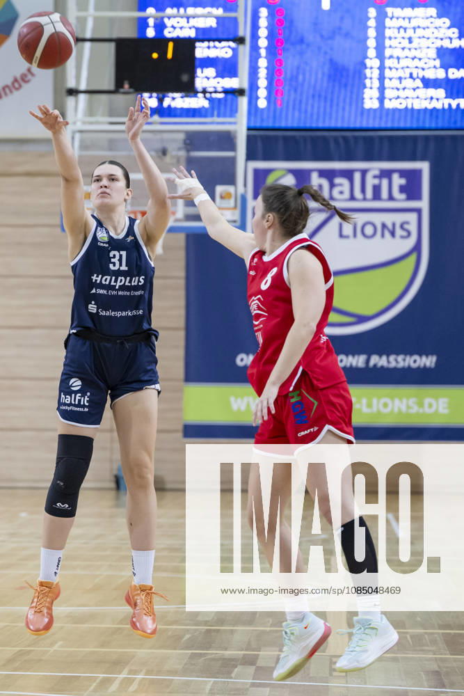 Toyota DBBL 2026–2027: HalFit Lions vs. Herner TC, Halle an der Saale, Germany, October 25, 2026. Pictured, from left: Paula Wenemoser (Halle) and Kim Franze (Herne), Halle an der Saale, swh Arena, Saxony-Anhalt, Germany