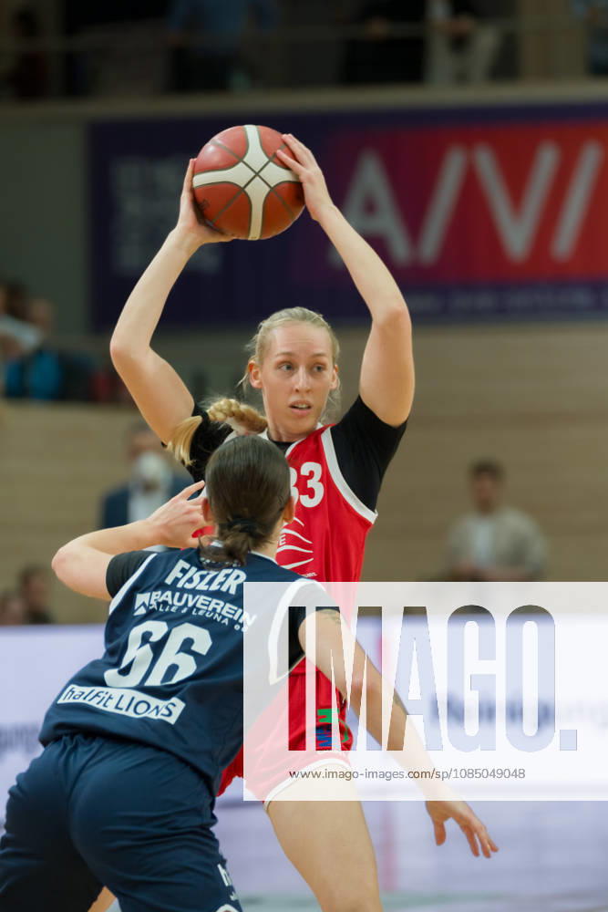 Dominika Fiszer (Lions), 66, Lena Dziuba (HTC), 33, halfit Lions vs. Herner TC, Women s Basketball, 1st Bundesliga, DBBL, Matchday 4 of the 2026–27 season, October 25, 2026, SWH Arena, Halle, Saxony-Anhalt, Germany