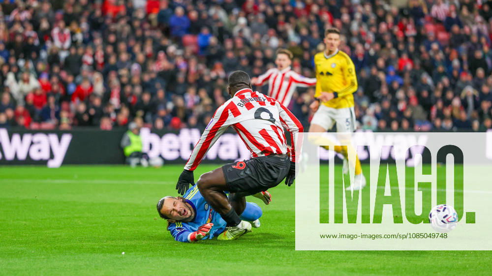 Sunderland v Leeds United, Premier League Leeds United goalkeeper James Trafford (1) stops Sunderland forward Brian Brobbey (9) during the Premier League match between Sunderland and Leeds United at the Stadium Of Light, Sunderland, UK on 25 October 2026. Editorial use only DataCo restrictions apply See www.football-dataco.com ,