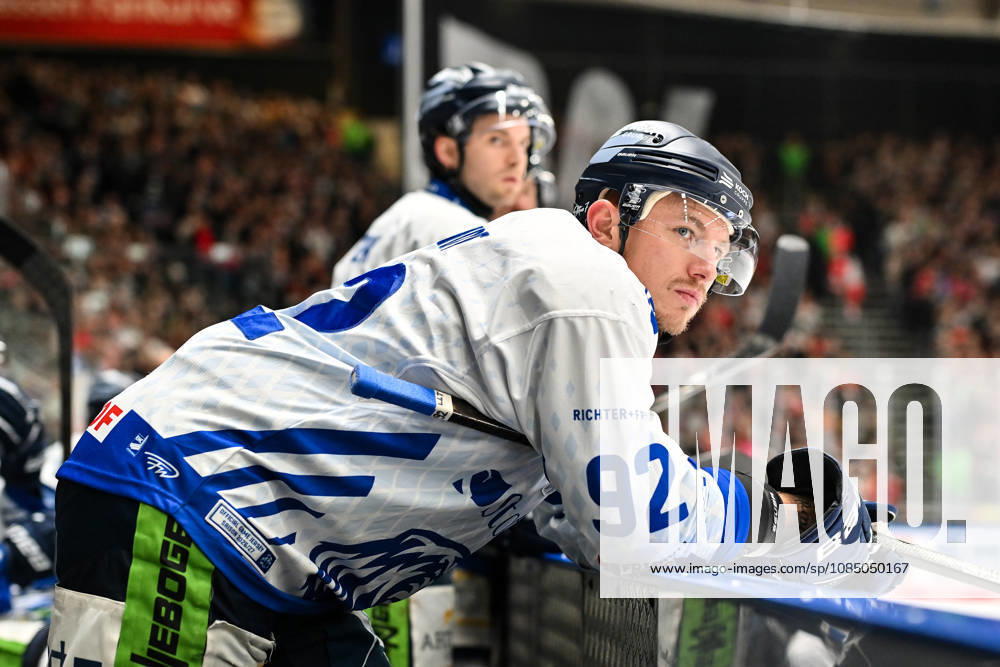Penny DEL Augsburg Panthers vs. Straubing Tigers, October 25, 2026, AUGSBURG, GERMANY, OCTOBER 25. Pictured: Marcel BRANDT of the Straubing Tigers, No. 92, on the visitors’ bench during the Penny DEL game between the Augsburger Panther and the Straubing Tigers on Matchday 12 at Curt Frenzel Stadium