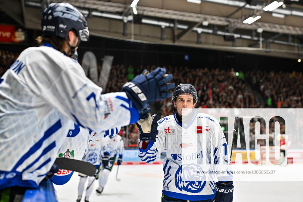 Penny DEL Augsburger Panther Straubing Tigers 25 10 2026 AUGSBURG, GERMANY OCTOBER 25 The visiting fans celebrate after Nicholas HALLORAN scores the 1–1 goal. Straubing Tigers 71 Goal Scorer Joy Happy during the Penny DEL match between the Augsburger Panther and the Straubing Tigers on Matchday 12 at the Curt Frenzel Stadium