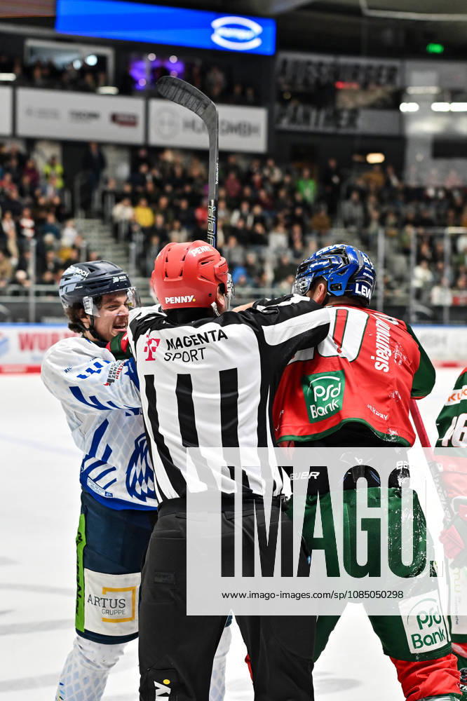 Penny DEL Augsburg Panthers vs. Straubing Tigers, October 25, 2026, AUGSBURG, GERMANY OCTOBER 25: A heated derby in Augsburg—Max BLEICHER of the Straubing Tigers (44) and Philipp KRAUß of the Augsburger Panther (20) during the Penny DEL match between the Augsburger Panther and the Straubing Tigers on Matchday 12 at the Curt Frenzel Stadium