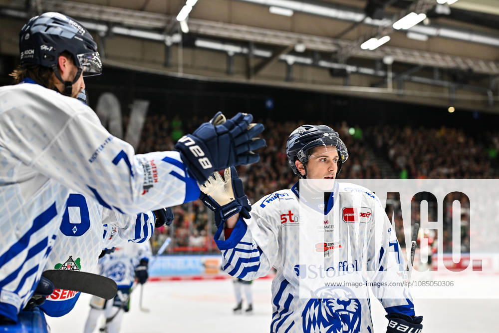 Penny DEL Augsburger Panther Straubing Tigers 25 10 2026 AUGSBURG, GERMANY OCTOBER 25 The visiting fans celebrate after Nicholas HALLORAN scores the 1–1 goal. Straubing Tigers 71 Goal Scorer Joy Happy during the Penny DEL match between the Augsburger Panther and the Straubing Tigers on Matchday 12 at the Curt Frenzel Stadium