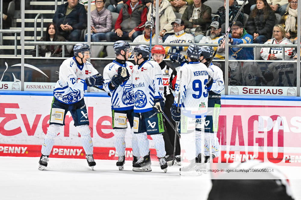 Penny DEL Augsburger Panther Straubing Tigers 25 10 2026 AUGSBURG, GERMANY OCTOBER 25 The visiting fans celebrate after Nicholas HALLORAN scores the 1–1 goal. Straubing Tigers 71 Goal Scorer Joy Happy during the Penny DEL match between the Augsburger Panther and the Straubing Tigers on Matchday 12 at the Curt Frenzel Stadium