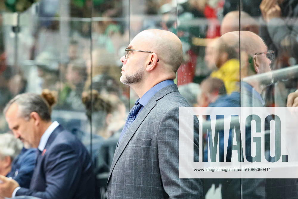 PENNY DEL 2026–2027 Game 12: Augsburg Panthers vs. Straubing Tigers Pictured: Coach Craig Woodcroft of the Tigers