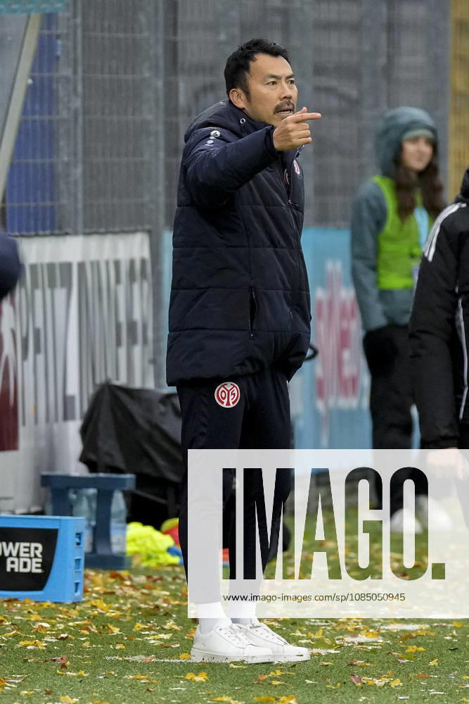 Takashi Yamashita, coach and head coach of Mainz, gives instructions, gesturing with his arms; cutout, full-body, single frame, single photo, action, on the sidelines, at the sideline, October 25, 2026, Sinsheim, Hoffenheim, Germany, soccer, Google Pixel Women’s Bundesliga, TSG 1899 Hoffenheim vs. FSV Mainz 05, DFB and DFL regulations prohibit any use of photographs as image sequences and or quasi-video