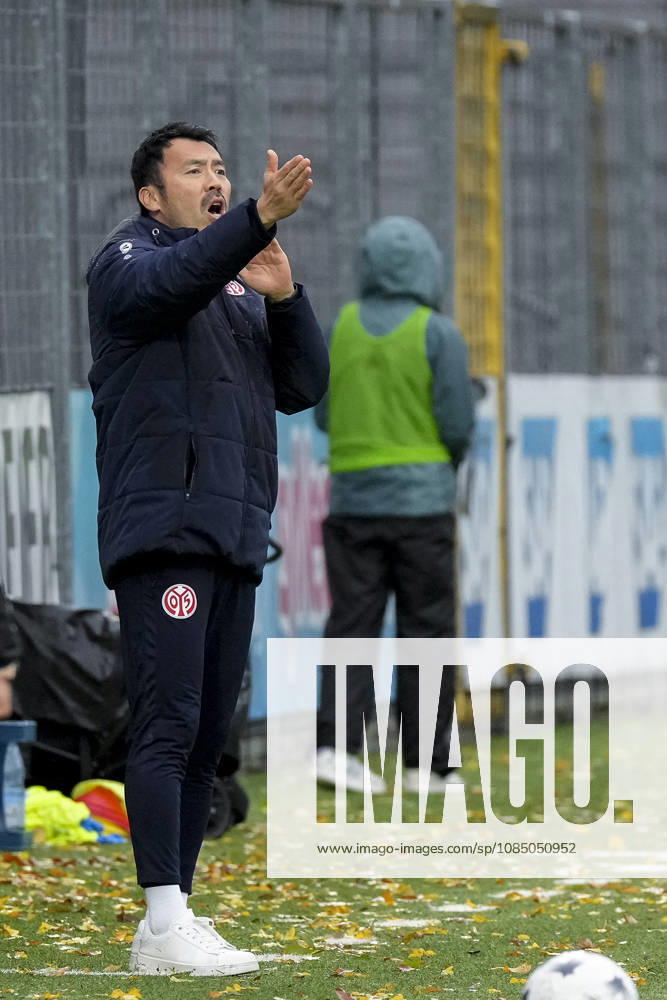 Takashi Yamashita, coach and head coach of Mainz, gives instructions, gesturing with his arms; cutout, full-body, single frame, single photo, action, on the sidelines, at the sideline, October 25, 2026, Sinsheim, Hoffenheim, Germany, soccer, Google Pixel Women’s Bundesliga, TSG 1899 Hoffenheim vs. FSV Mainz 05, DFB and DFL regulations prohibit any use of photographs as image sequences and or quasi-video