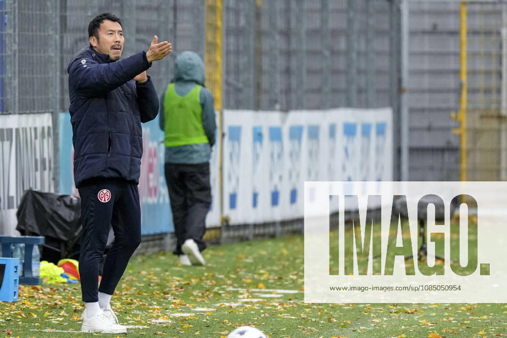 Takashi Yamashita, coach and head coach of Mainz, gives instructions, gesturing with his arms; cutout, full-body, single frame, single photo, action, on the sidelines, at the sideline, October 25, 2026, Sinsheim, Hoffenheim, Germany, soccer, Google Pixel Women’s Bundesliga, TSG 1899 Hoffenheim vs. FSV Mainz 05, DFB and DFL regulations prohibit any use of photographs as image sequences and or quasi-video