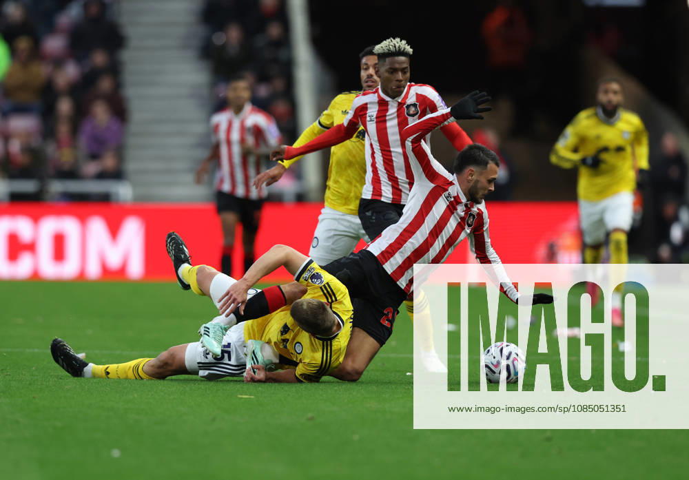 Sunderland, England, 25th October 2026. Enzo Le Fee (R) of Sunderland in action with Jaka Bijol of Leeds United during the Sunderland vs Leeds United Premier League match at the Stadium of Light, Sunderland. Picture credit should read: Nigel Roddis Sportimage . SPI_017_NR_SUND_LEED SPI-5102-0016