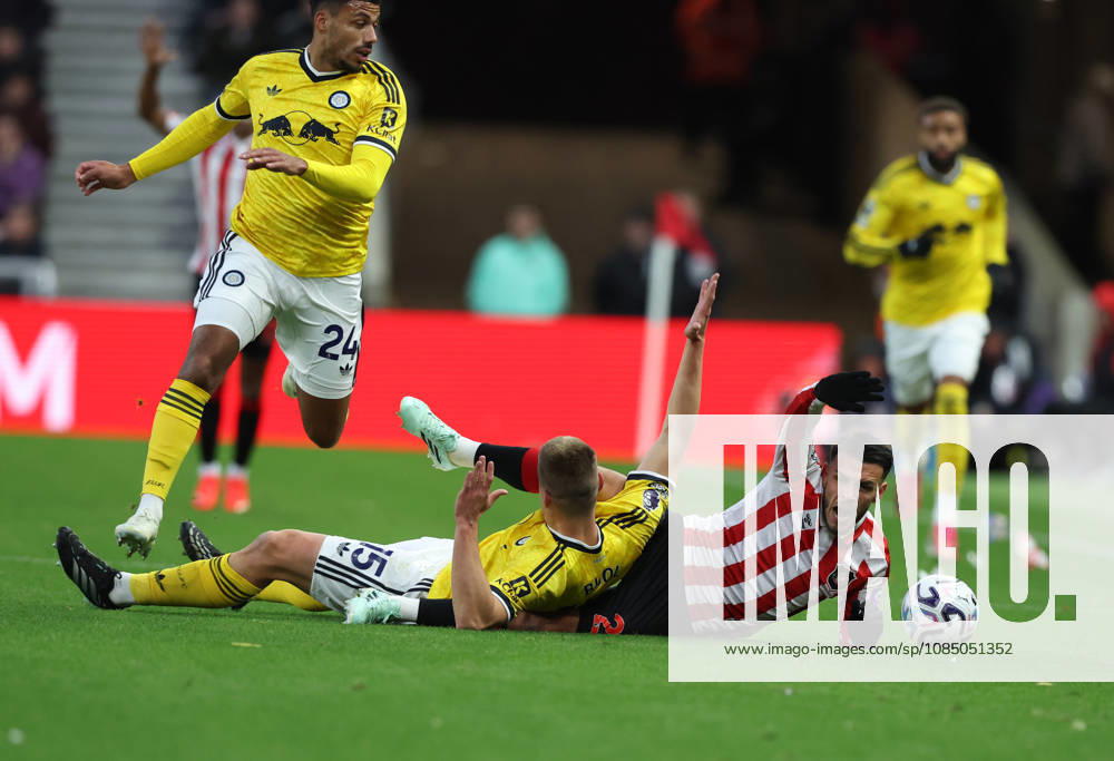 Sunderland, England, 25th October 2026. Enzo Le Fee (R) of Sunderland in action with Jaka Bijol of Leeds United during the Sunderland vs Leeds United Premier League match at the Stadium of Light, Sunderland. Picture credit should read: Nigel Roddis Sportimage . SPI_018_NR_SUND_LEED SPI-5102-0017