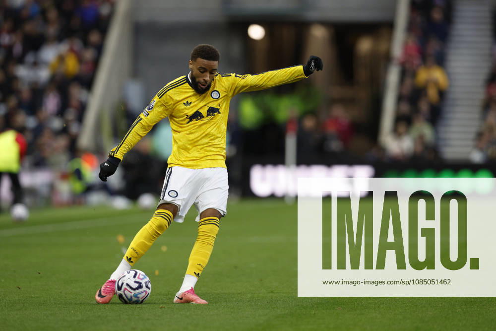 Sunderland v Leeds United, Premier League Jayden Bogle of Leeds United crosses during the Sunderland v Leeds United Premier League match at the Stadium of Light, Sunderland, England on 25 October 2026 Credit: Craig Cowan Every Second Media Editorial use only. All images are copyright Every Second Media Limited. No images may be reproduced without prior permission. All rights reserved. Premier League and Football League images are subject to licensing agreements with Football DataCo Limited. see https: www.football-dataco.com