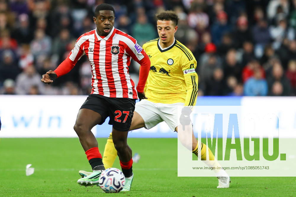 SUNDERLAND, ENGLAND, OCTOBER 25: Noah Sadiki of Sunderland AFC (L) passes the ball away from Ethan Ampadu of Leeds United (R) during a Premier League 2026-27 match between Sunderland AFC and Leeds United at the Stadium of Light on October 25, 2026 in Sunderland, England. (Photo by Zach Forster Sports Press Photo)