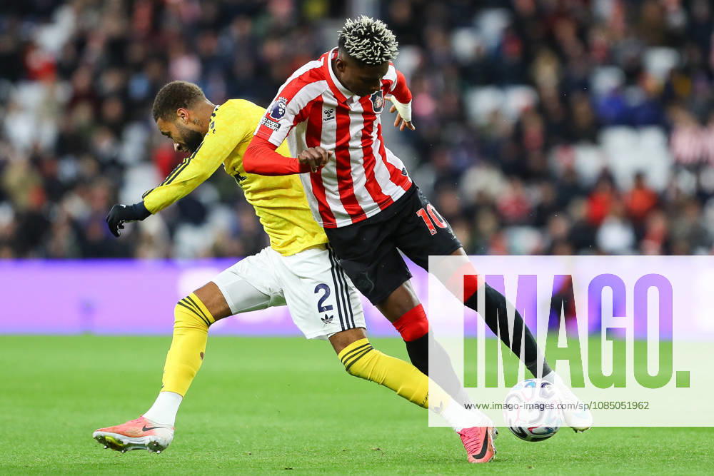 SUNDERLAND, ENGLAND, OCTOBER 25: Jayden Bogle of Leeds United (L) vies with Nilson Angulo of Sunderland AFC (R) on the ball during a Premier League 2026-27 match between Sunderland AFC and Leeds United at the Stadium of Light on October 25, 2026 in Sunderland, England. (Photo by Zach Forster Sports Press Photo)