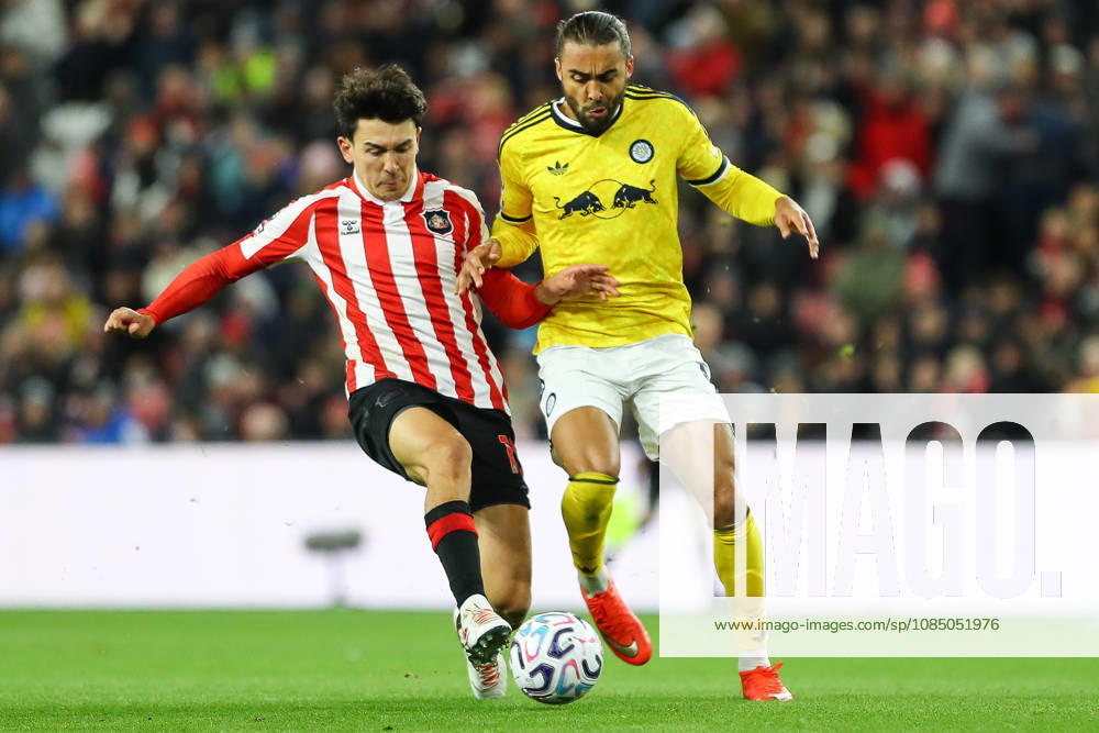 SUNDERLAND, ENGLAND, OCTOBER 25: Luke O Nien of Sunderland AFC (L) tackles Dominic Calvert-Lewin of Leeds United (R) on the ball during a Premier League 2026-27 match between Sunderland AFC and Leeds United at the Stadium of Light on October 25, 2026 in Sunderland, England. (Photo by Zach Forster Sports Press Photo)