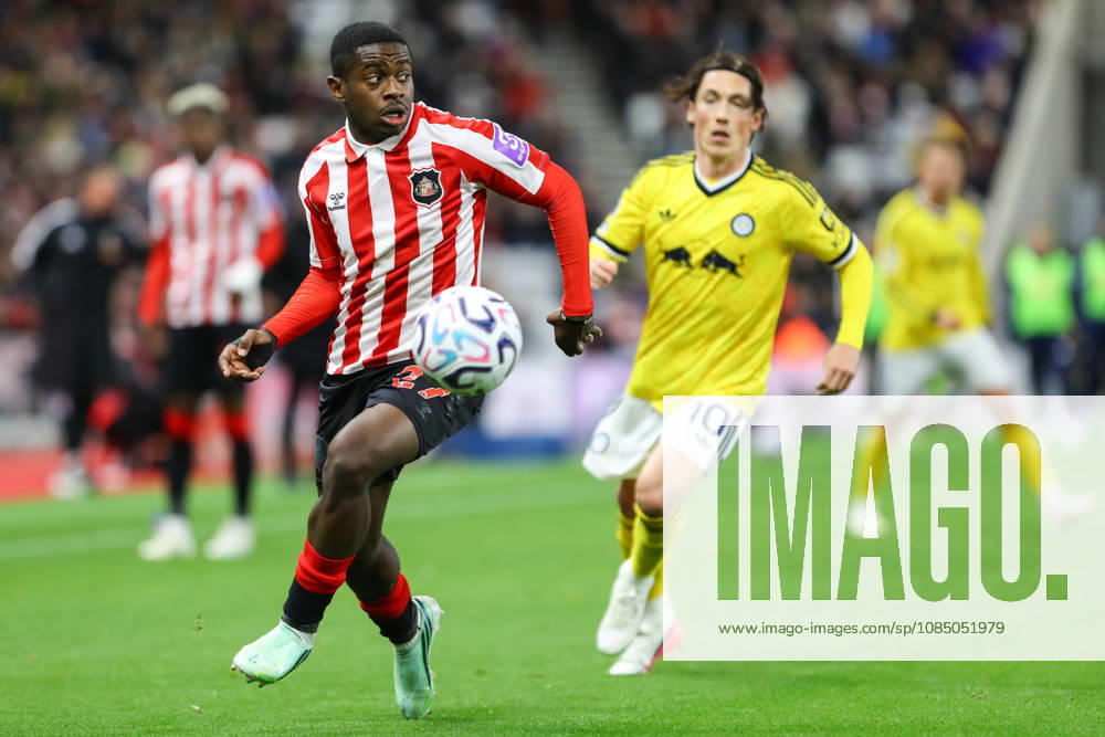 SUNDERLAND, ENGLAND, OCTOBER 25: Noah Sadiki of Sunderland AFC on the ball during a Premier League 2026-27 match between Sunderland AFC and Leeds United at the Stadium of Light on October 25, 2026 in Sunderland, England. (Photo by Zach Forster Sports Press Photo)
