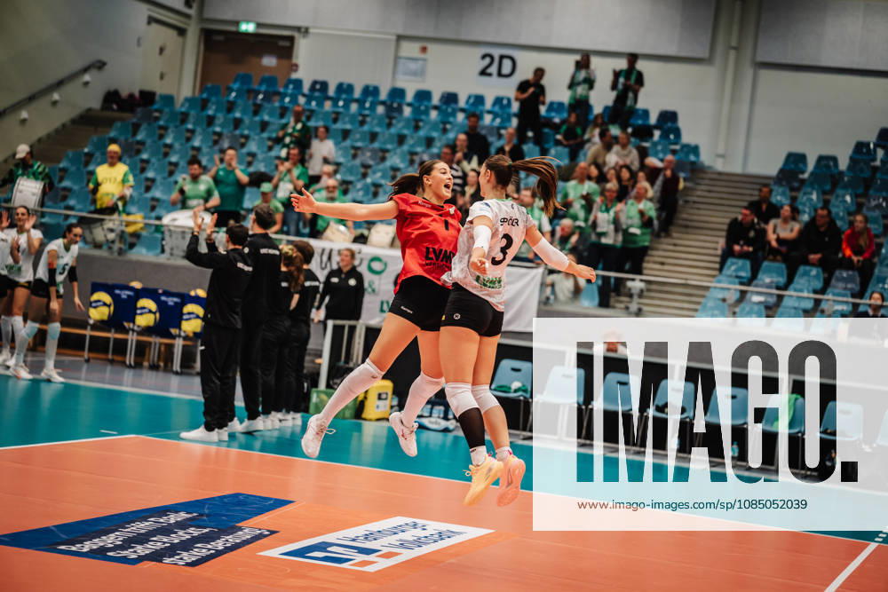 Women s Volleyball 2026–2027 Season, DEKRA 1 Volleyball Bundesliga: ETV Hamburger Volksbank Volleys vs. USC Münster, October 25, 2026; photo by Pippa Molenaar 1, USC Münster, and Esther Spöler 3, USC Münster enter the arena; Hamburg CU Arena, Hamburg, Germany
