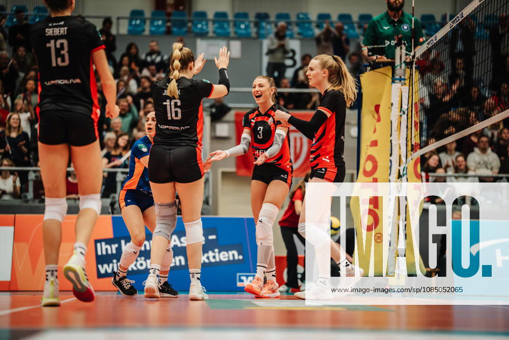 Women s Volleyball Season 2026–2027, DEKRA 1 Volleyball Bundesliga: ETV Hamburger Volksbank Volleys vs. USC Münster, October 25, 2026. ETV celebrates (from left): Sina Siebert 13, ETV Hamburger Volksbank Volleys, Jana Marie Meiser 1, ETV Hamburger Volksbank Volleys, Vilma Julevik 16, ETV Hamburger Volksbank Volleys, Lina Köster 3, ETV Hamburger Volksbank Volleys, and Alexa Sophie Thaden 15, ETV Hamburger Volksbank Volleys, Hamburg, CU Arena, Hamburg, Germany