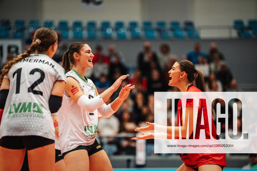 Women s Volleyball 2026–2027 Season, DEKRA 1 Volleyball Bundesliga: ETV Hamburger Volksbank Volleys vs. USC Münster, October 25, 2026; Münster celebrates—from left: Esther Spöler 3, USC Münster and Pippa Molenaar 1, USC Münster; Hamburg CU Arena, Hamburg, Germany