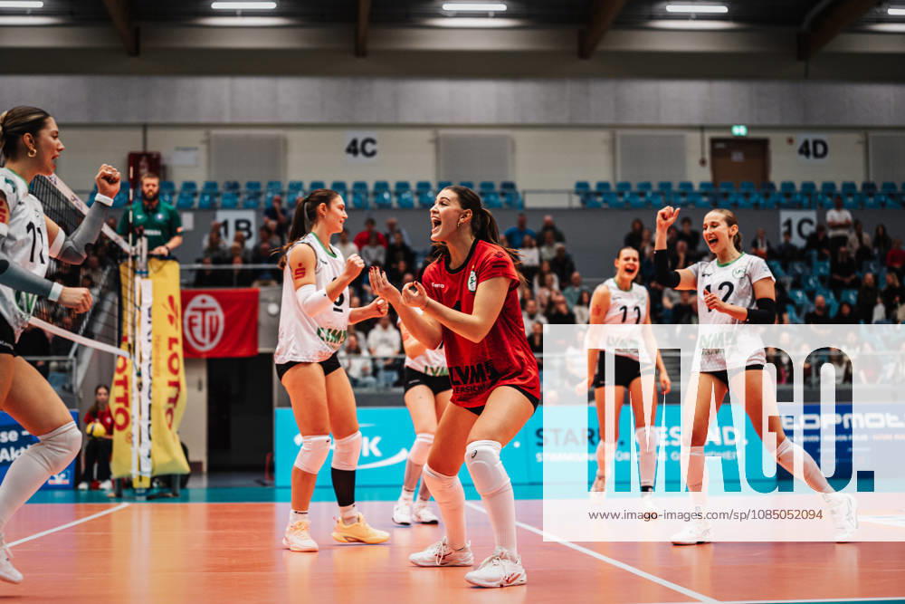 Women s Volleyball Season 2026–2027 DEKRA 1 Volleyball Bundesliga ETV Hamburger Volksbank Volleys vs. USC Münster, October 25, 2026; Celebration in Münster: Leana Zuvic 17, USC Münster; Esther Spöler 3, USC Münster, Pippa Molenaar 1, USC Münster, Franziska Heil 11, USC Münster, and Isabel Zimmerman 12, USC Münster; Hamburg CU Arena, Hamburg, Germany