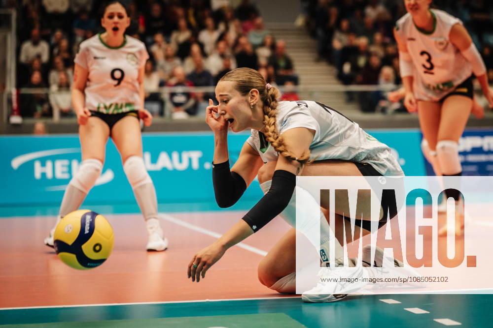 Women s Volleyball, 2026–2027 Season, DEKRA 1 Volleyball Bundesliga, ETV Hamburger Volksbank Volleys vs. USC Münster, October 25, 2026, Isabel Zimmerman 12, USC Münster signals that the ball is out, Hamburg CU Arena, Hamburg, Germany