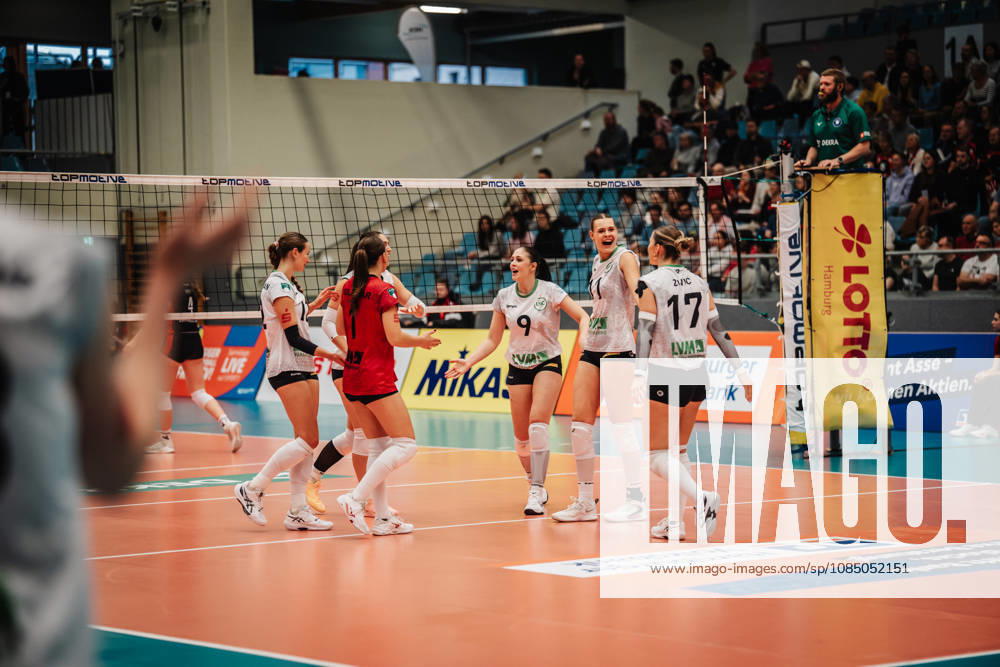 Women s Volleyball, 2026–2027 Season, DEKRA 1 Volleyball Bundesliga, ETV Hamburger Volksbank Volleys vs. USC Münster, October 25, 2026. Celebrations in Münster; Emilia Jordan (9) in the center. USC Münster vs. Hamburg, CU Arena, Hamburg, Germany